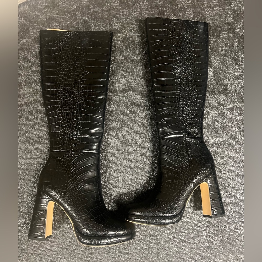 Black crocodile knee high boot! Circus by Sam Elderman. Great condition!